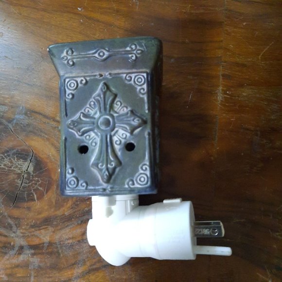 Scentsy Charity Cross Retired Plug In Electric Wax Warmer - Picture 2 of 4